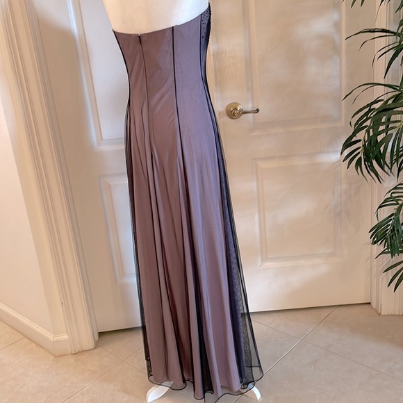 Adrianna Papell Lavender & Black Strapless Evening Gown; Size 6. - Picture 4 of 6